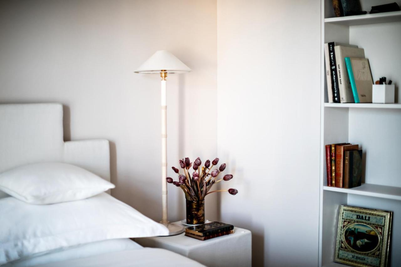 Monsieur George Hotel & Spa - Champs-Elysees Párizs Kültér fotó A floor lamp
