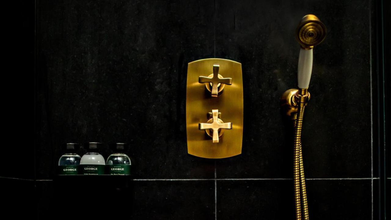 Monsieur George Hotel & Spa - Champs-Elysees Párizs Kültér fotó A shower