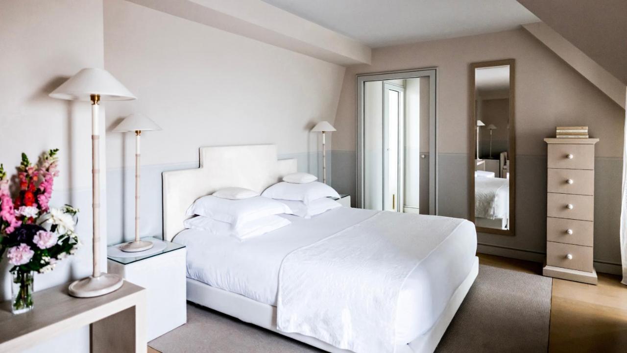 Monsieur George Hotel & Spa - Champs-Elysees Párizs Kültér fotó A bedroom at the hotel