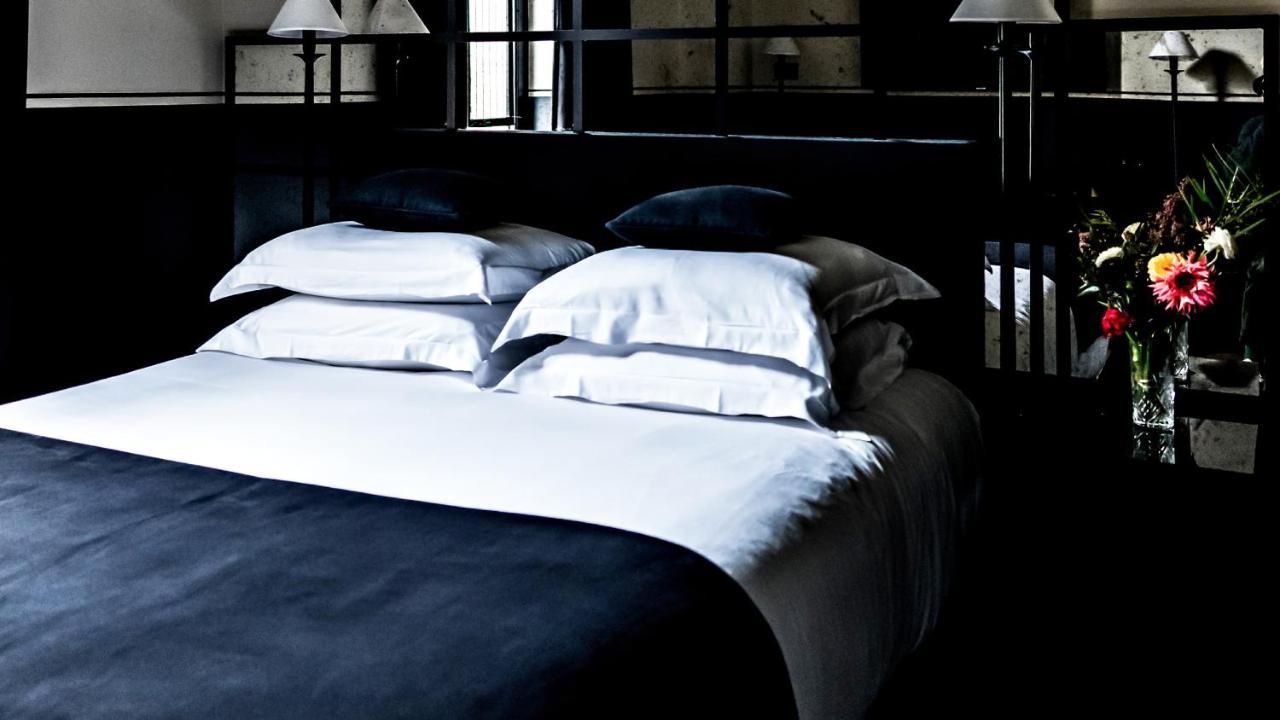 Monsieur George Hotel & Spa - Champs-Elysees Párizs Kültér fotó A bed with a duvet