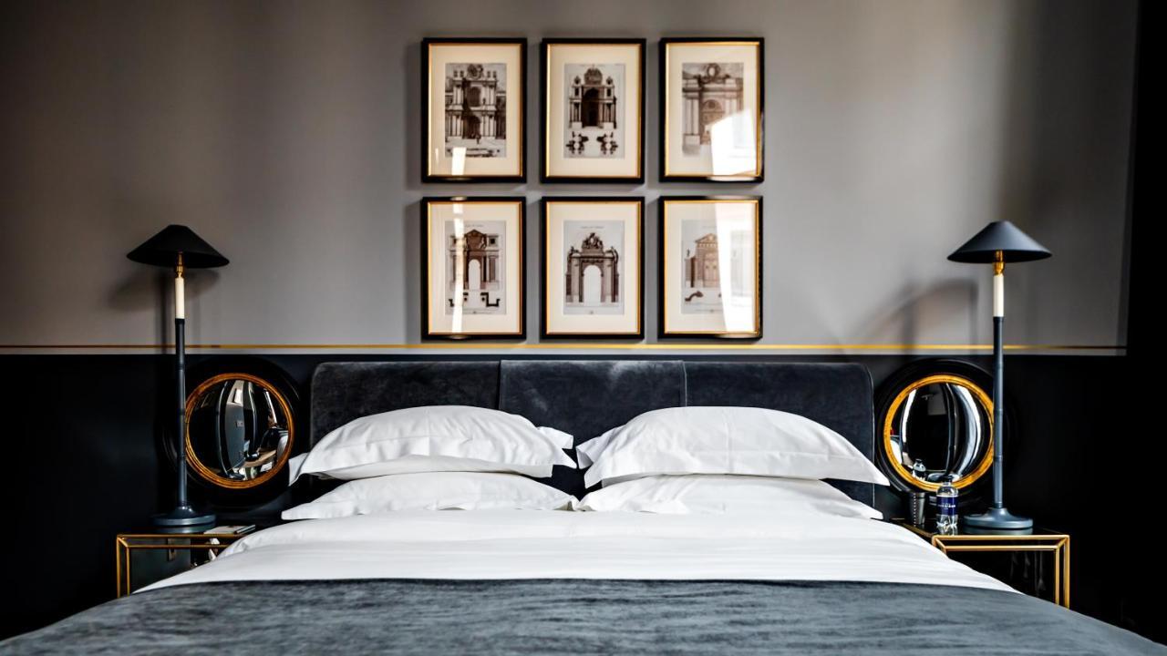 Monsieur George Hotel & Spa - Champs-Elysees Párizs Kültér fotó A bedroom at the Hotel de Crillon