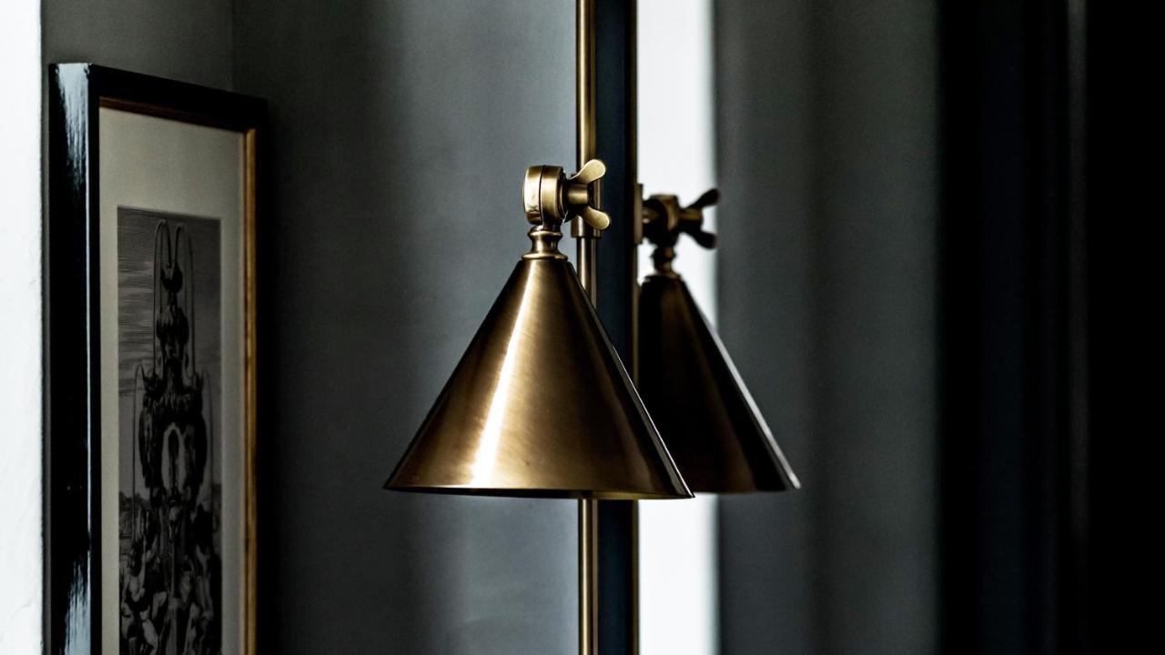 Monsieur George Hotel & Spa - Champs-Elysees Párizs Kültér fotó A floor lamp