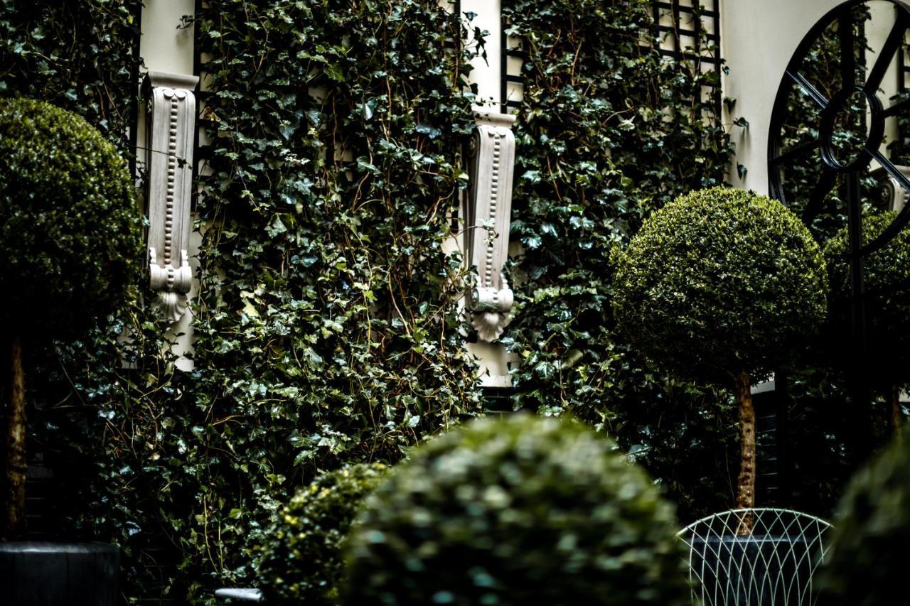 Monsieur George Hotel & Spa - Champs-Elysees Párizs Kültér fotó The courtyard of the hotel