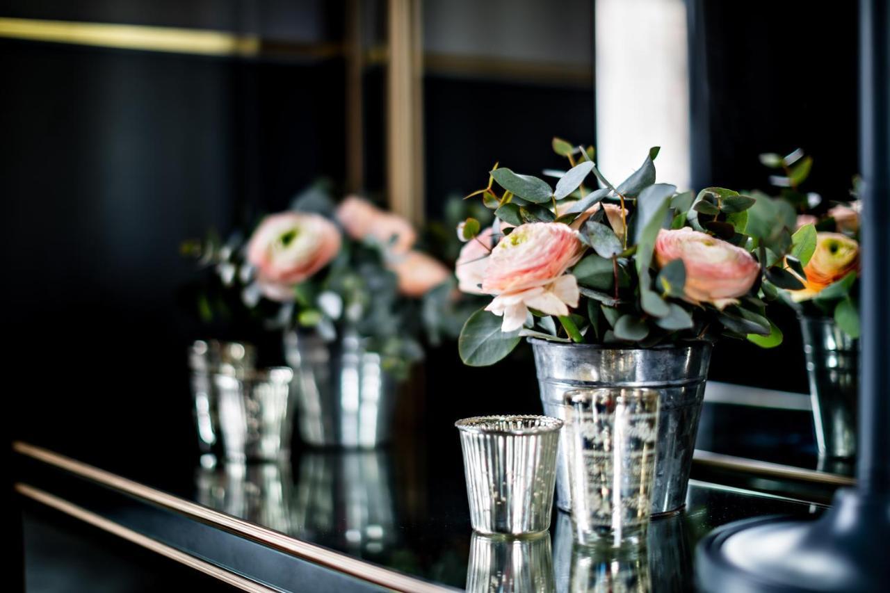 Monsieur George Hotel & Spa - Champs-Elysees Párizs Kültér fotó Flowers at the 2018 Nobel Prize press conference